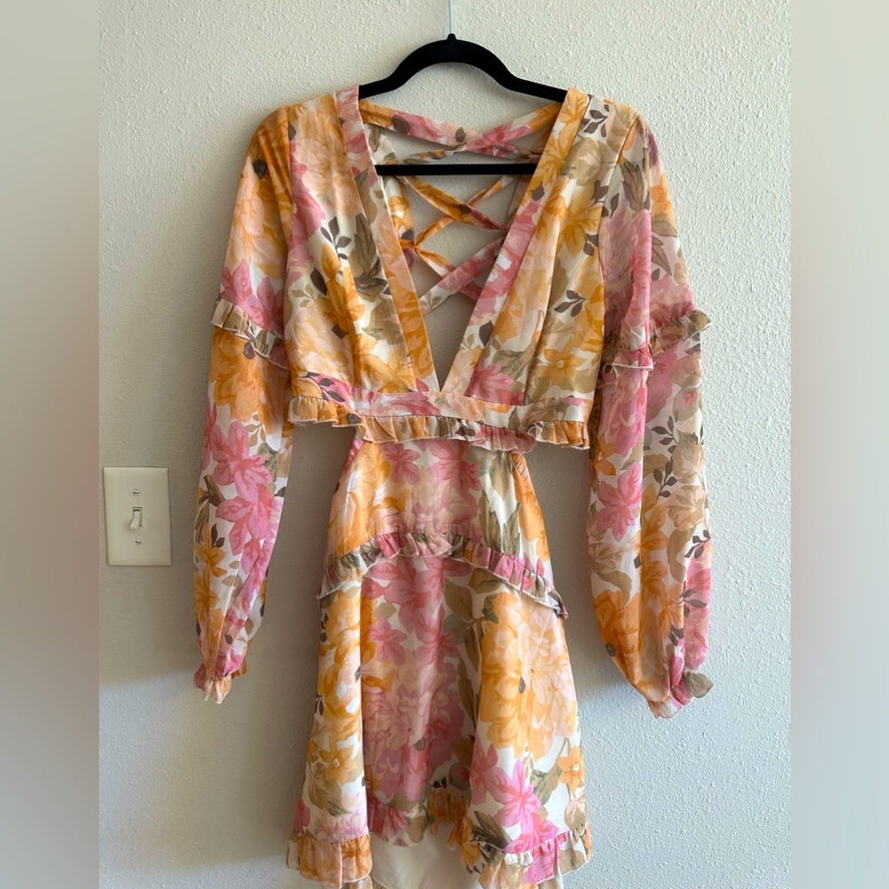 A1 - #26 Showpo. Cutout and open back floral mini dress size 6 / medium